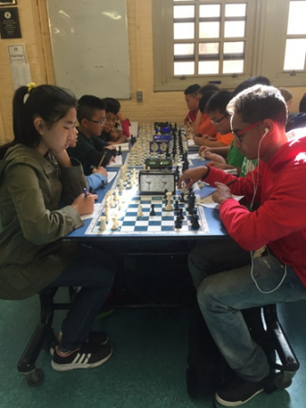 很多华裔学生参加哥伦布日“校内西洋棋”锦标赛。(美国《世界日报》/刘大琪 摄)