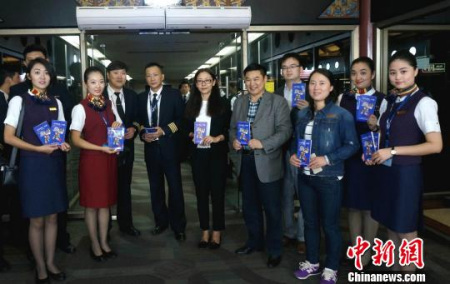 《印尼领保一本通》是中国驻印尼使馆积极贯彻落实“海外民生”工程的主要举措之一。 顾时宏 摄 《印尼领保一本通》是中国驻印尼使馆积极贯彻落实“海外民生”工程的主要举措之一。 顾时宏 摄