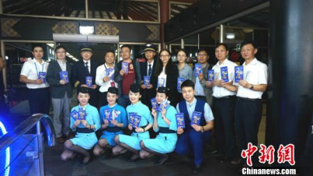 刘玉飞领事参赞表示,在厦航、国航的积极支持下,驻印尼使馆将持续通过航空公司向中国乘客发送《印尼领保一本通》,以期让更多中国旅客了解印尼,为中国公民赴印尼提供高质量的领事保护与协助服务,使其实实在在感受到平安印尼行。 顾时宏 摄 刘玉飞领事参赞表示,在厦航、国航的积极支持下,驻印尼使馆将持续通过航空公司向中国乘客发送《印尼领保一本通》,以期让更多中国旅客了解印尼,为中国公民赴印尼提供高质量的领事保护与协助服务,使其实实在在感受到平安印尼行。 顾时宏 摄
