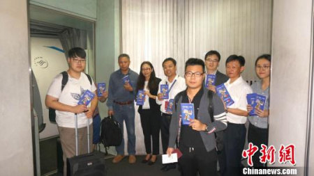 首位接到手册的乘客表示,第一次来到印尼,没想到刚到印尼就收到使馆人员亲自赠送的旅行指南,此次旅途倍感踏实、温暖,一本小小的手册充分体现了政府对远游海外公民的关怀。 顾时宏 摄 首位接到手册的乘客表示,第一次来到印尼,没想到刚到印尼就收到使馆人员亲自赠送的旅行指南,此次旅途倍感踏实、温暖,一本小小的手册充分体现了政府对远游海外公民的关怀。 顾时宏 摄