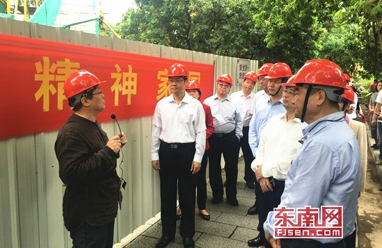 相关人员正在介绍开元寺东塔修缮情况。