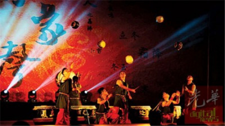 北野鼓团在华侨大学首演《柴米油盐酱醋茶》，取得重大突破。(马来西亚《光华日报》资料图)