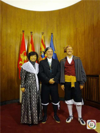 中国大使馆文化处刘文秋参赞(左)与萨拉戈萨市市长彼得罗.S(中)和市政府官员恩里克 .P(右) 中国大使馆文化处刘文秋参赞(左)与萨拉戈萨市市长彼得罗.S(中)和市政府官员恩里克 .P(右)