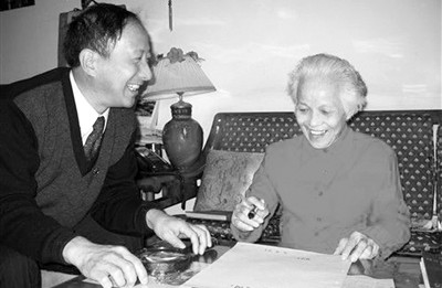 图为曹明龙采访李富春和蔡畅的女儿李特特。卫国战争时期,李特特曾在莫斯科伊万诺沃儿童院生活。 (资料图片) 图为曹明龙采访李富春和蔡畅的女儿李特特。卫国战争时期,李特特曾在莫斯科伊万诺沃儿童院生活。 (资料图片)