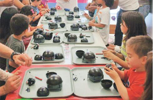 蒋彬为孩子们办的机器人学校。