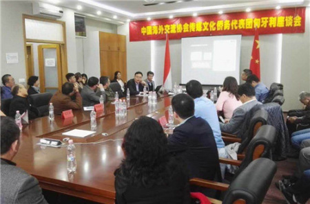 代表团在布达佩斯与匈牙利华媒、新媒体和侨界人士举行座谈会。 代表团在布达佩斯与匈牙利华媒、新媒体和侨界人士举行座谈会。