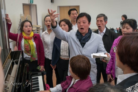 肖金声与声乐爱好者互动(墨尔本华星艺术团供图) 肖金声与声乐爱好者互动(墨尔本华星艺术团供图)