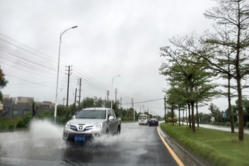 海口市琼州大道积水影响车辆通行。记者洪坚鹏 摄