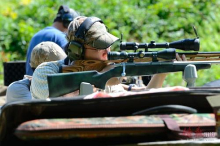 在射击场练习射击。 （美国《侨报》）