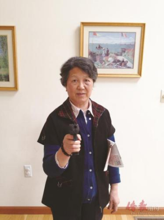 韩郑78岁母亲黄秀琴对枪支也十分熟稔。 （美国《侨报》） 