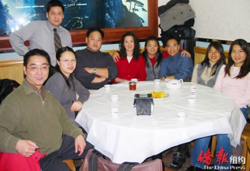 心理安康一线牵开通时的13名华裔工作人员，如今只剩三个人。 (罗洁提供)