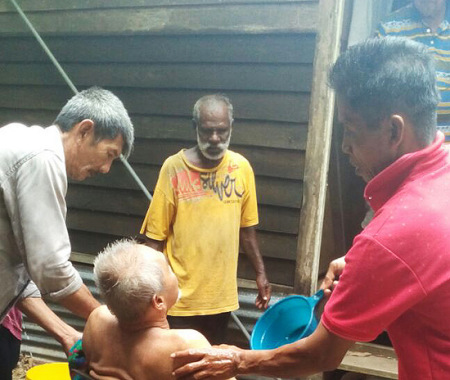 出发到老人院前，好心人帮老人洗澡。（马来西亚《星洲日报》图片）