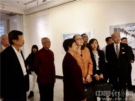 中、澳来宾观看展览。（ 中国经济网记者 苏琳摄）