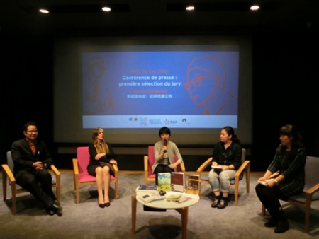 2015年“新人奖”得主王名南与评委及图书编辑进行讨论。