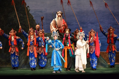 京剧《白蛇传》演出现场 (英国《华闻网》) 京剧《白蛇传》演出现场 (英国《华闻网》)