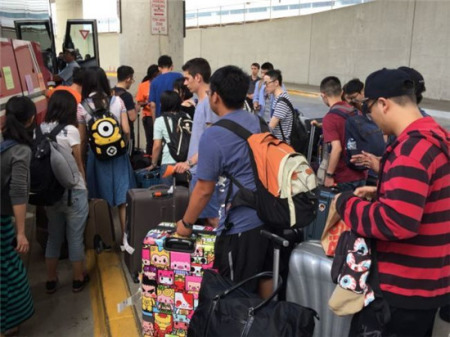 伊利诺伊州大学香槟分校现就读的中国留学生多达5000人。图为该校今年8月为迎接国际留学生到校，在芝加哥欧海尔机场安排接机服务，其中大多是中国留学生。（网页截图）