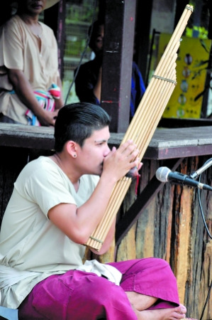 文化村的乐器表演。