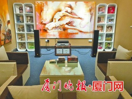 影音体验区里配备华录100寸激光投影电视、华录蓝光机等硬件，可听到珍藏在中唱版库中的绝密声音和唱片资料。 