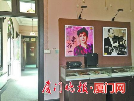 展览展示区以展板形式展示中国唱片百年历史，同时展示珍贵历史文献资料（复制件）
