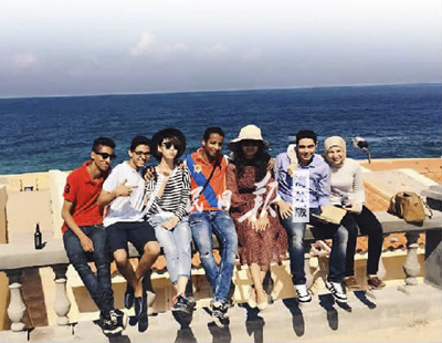 在留学期间，杜鹃（左三）经常和埃及朋友到海边游玩。