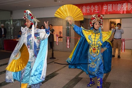 川剧表演。(日本《中文导报》/张石 摄) 川剧表演。(日本《中文导报》/张石 摄)
