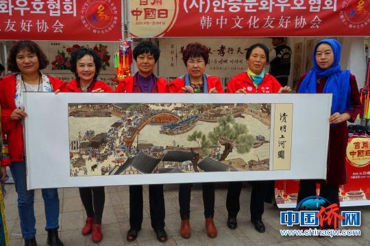 积石山县绣娘展示刺绣作品《清明上河图》。　冉文娟 摄