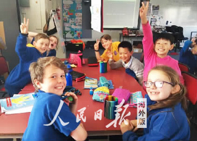 图为暄暄(右三)微留学时和当地学生一起上课。 图为暄暄(右三)微留学时和当地学生一起上课。