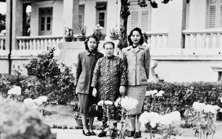 李清泉夫人与女儿在容谷别墅副楼前。