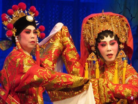 台下是阿姨与外甥女的朱爱芬（左）与陈泠孜，在台上成为一对明朝末代情侣周世显与长平公主。（新加坡《联合早报》/谢燕燕 摄）