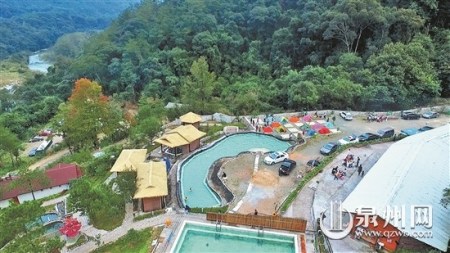 德化南埕镇积极打造独具特色的乡村旅游景区。图为塔兜温泉航拍画面。 (黄谷莹 李宏图 摄) 德化南埕镇积极打造独具特色的乡村旅游景区。图为塔兜温泉航拍画面。 (黄谷莹 李宏图 摄)