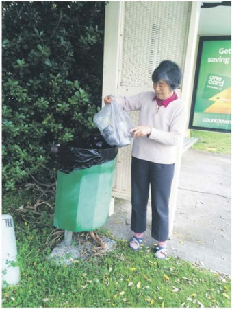 80岁的许凝诗经常在社区做一些整理、回收垃圾的事情。（新西兰《中文先驱报》图片）