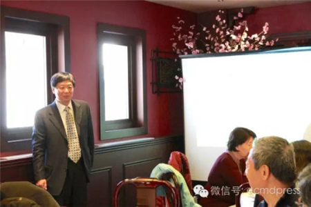 首届会长张国强表示校友会的宗旨是“交流合作,携手共进” 首届会长张国强表示校友会的宗旨是“交流合作,携手共进”