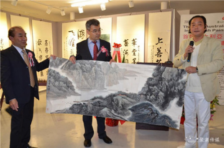 艺术家们向赵建总领事赠画。(澳洲聚澳国际传媒集团 资料图) 艺术家们向赵建总领事赠画。(澳洲聚澳国际传媒集团 资料图)