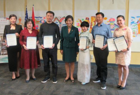 国会众议员赵美心颁发奖状给“家飞画字”团队。