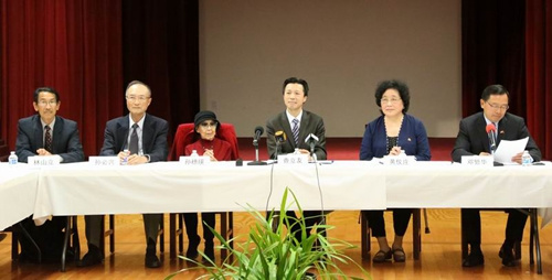 左起:孙中山曾外孙林山立、孙中山胞兄孙眉曾孙孙必兴、孙中山孙女孙穗瑛、查立友代总领事、黄兴孙女黄仪庄、邓繁华副总领事 左起:孙中山曾外孙林山立、孙中山胞兄孙眉曾孙孙必兴、孙中山孙女孙穗瑛、查立友代总领事、黄兴孙女黄仪庄、邓繁华副总领事