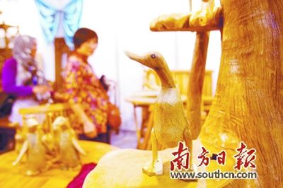 印尼参展商将展出可爱的木质鸭子。 印尼参展商将展出可爱的木质鸭子。