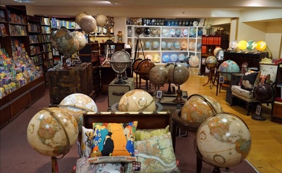 书店摆满了大大小小的地球仪。