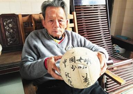  1987年，中国女排曾到文昌中学交流。已退休的时任文中男排主教练符史联至今还珍藏着女排教练队员送给他的签名排球。 阿福 摄