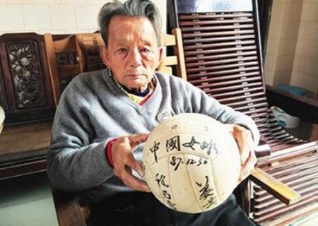 1987年,中国女排曾到文昌中学交流。已退休的时任文中男排主教练符史联至今还珍藏着女排教练队员送给他的签名排球。 阿福 摄 1987年,中国女排曾到文昌中学交流。已退休的时任文中男排主教练符史联至今还珍藏着女排教练队员送给他的签名排球。 阿福 摄