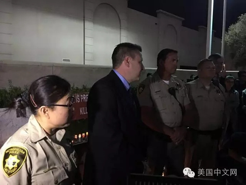 图为25日晚拉斯维加斯季富力追思会活动现场,近三百位华裔人士、拉斯维加斯当地警方均出席活动。(美国中文网/美中旅游协会供图) 图为25日晚拉斯维加斯季富力追思会活动现场,近三百位华裔人士、拉斯维加斯当地警方均出席活动。(美国中文网/美中旅游协会供图)