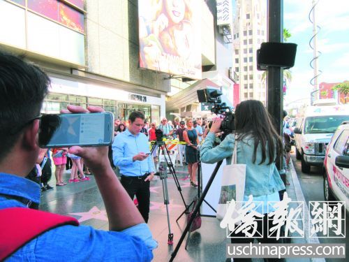 洛杉矶本地人通过手机上的社交媒体即时向亲友以及网民进行直播。(美国《侨报》/翁羽 摄) 洛杉矶本地人通过手机上的社交媒体即时向亲友以及网民进行直播。(美国《侨报》/翁羽 摄)