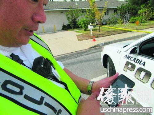 华裔义警刘先生展示“Arcadia 邻里互助”群。(美国《侨报》/翁羽 摄) 华裔义警刘先生展示“Arcadia 邻里互助”群。(美国《侨报》/翁羽 摄)