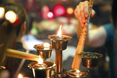 点灯祭祖。 点灯祭祖。