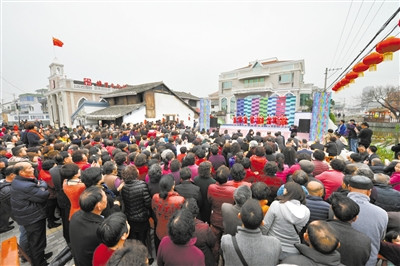 村民在鹿城樟里文化礼堂看表演。资料照片