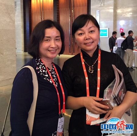 2015年，作者（左）参加第八届世界华文传媒论坛