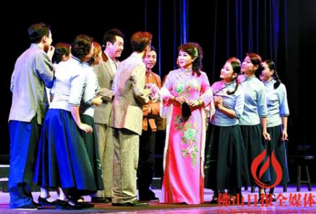 著名粤曲演唱艺术家梁玉嵘(右四)在开幕式主演曲艺舞台剧《永恒的星光》。/佛山日报记者甘建华摄 著名粤曲演唱艺术家梁玉嵘(右四)在开幕式主演曲艺舞台剧《永恒的星光》。/佛山日报记者甘建华摄