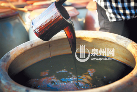 经过岁月的沉淀,天然好酱油的醇香味扑鼻而来。 经过岁月的沉淀,天然好酱油的醇香味扑鼻而来。