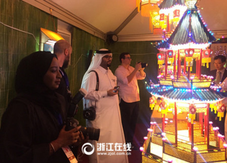 卡塔尔博物馆管理局官员参观浙江非遗项目。