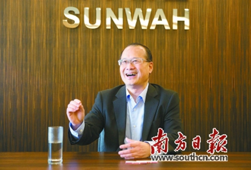 蔡冠深接受南方日报记者专访。