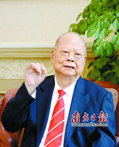 蔡冠深接受南方日报记者专访。 蔡冠深接受南方日报记者专访。